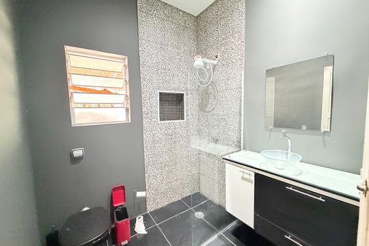 Banheiro social de casa para alugar com 2 quartos, 120m² em Cidade Monções, São Paulo