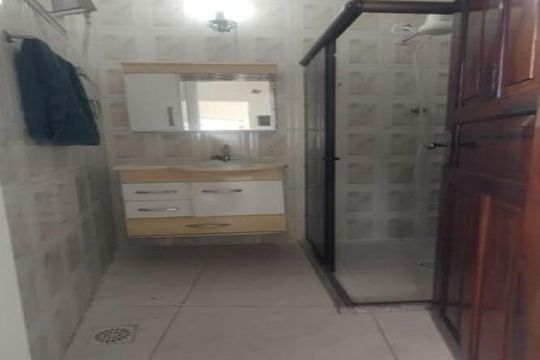 Banheiro de casa para alugar com 2 quartos, 60m² em São Sebastiao, Petrópolis