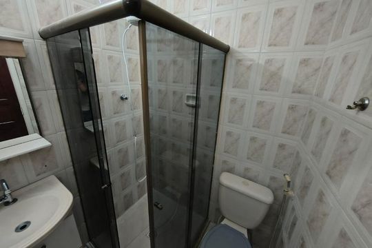 Banheiro de casa para alugar com 2 quartos, 60m² em São Sebastiao, Petrópolis