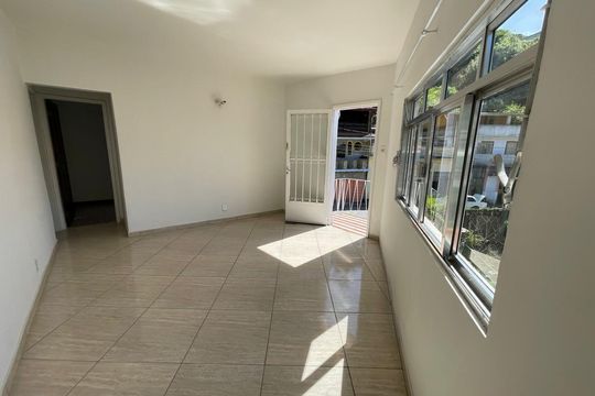 Sala de casa para alugar com 2 quartos, 60m² em São Sebastiao, Petrópolis