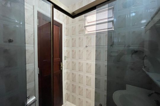 Banheiro de casa para alugar com 2 quartos, 60m² em São Sebastiao, Petrópolis