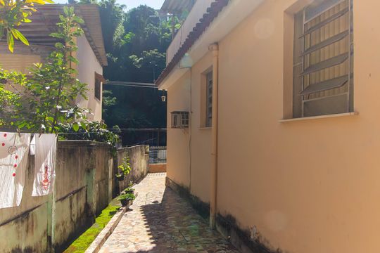 Área externa de casa à venda com 3 quartos, 249m² em Caramujo, Niterói