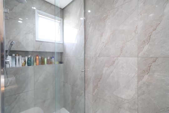 Banheiro  de apartamento à venda com 2 quartos, 51m² em Água Branca, São Paulo