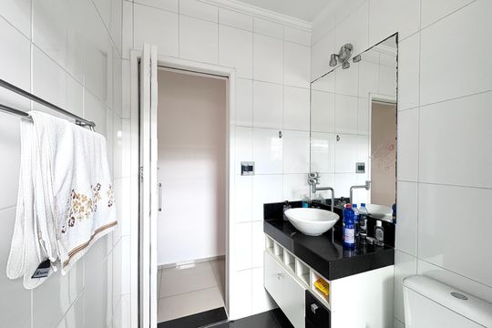 Banheiro de casa à venda com 3 quartos, 355m² em Jardim Monjolo, São Paulo