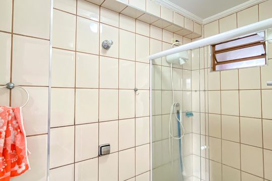 Banheiro de serviço de casa à venda com 3 quartos, 150m² em Parque Casa de Pedra, São Paulo