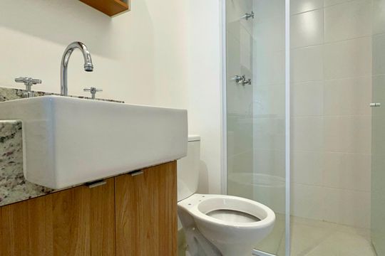 Banheiro de kitnet/studio para alugar com 1 quarto, 26m² em Pinheiros, São Paulo