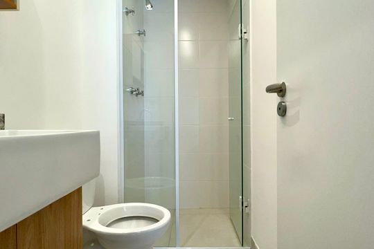 Banheiro de kitnet/studio à venda com 1 quarto, 26m² em Pinheiros, São Paulo