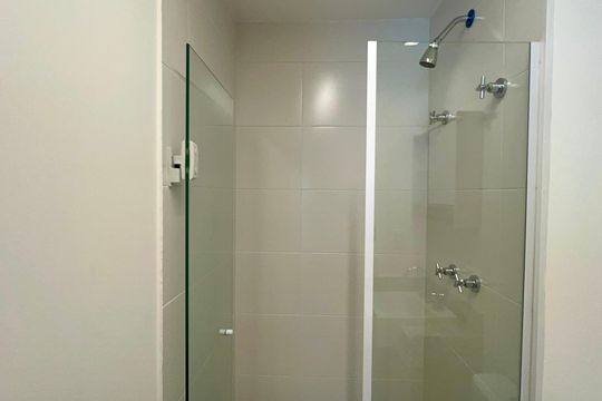 Banheiro de kitnet/studio à venda com 1 quarto, 26m² em Pinheiros, São Paulo