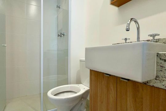 Banheiro de kitnet/studio à venda com 1 quarto, 26m² em Pinheiros, São Paulo