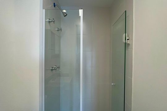 Banheiro de kitnet/studio para alugar com 1 quarto, 26m² em Pinheiros, São Paulo