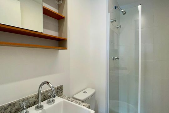 Banheiro de kitnet/studio à venda com 1 quarto, 26m² em Pinheiros, São Paulo
