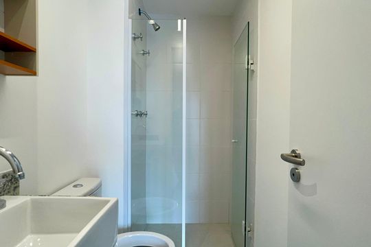 Banheiro de kitnet/studio para alugar com 1 quarto, 26m² em Pinheiros, São Paulo