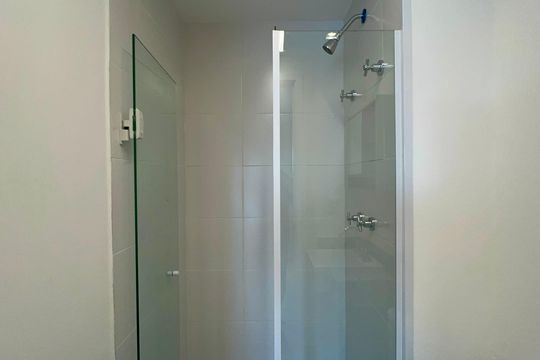 Banheiro de kitnet/studio à venda com 1 quarto, 26m² em Pinheiros, São Paulo