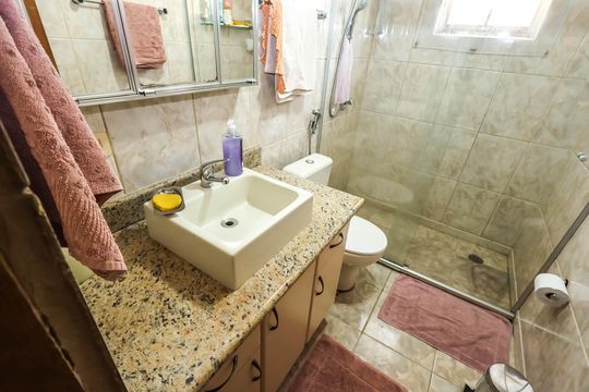 Banheiro Social de casa à venda com 3 quartos, 250m² em Jardim da Gloria, São Paulo