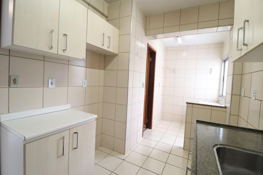 Cozinha de apartamento para alugar com 2 quartos, 58m² em Daniel Fonseca, Uberlândia
