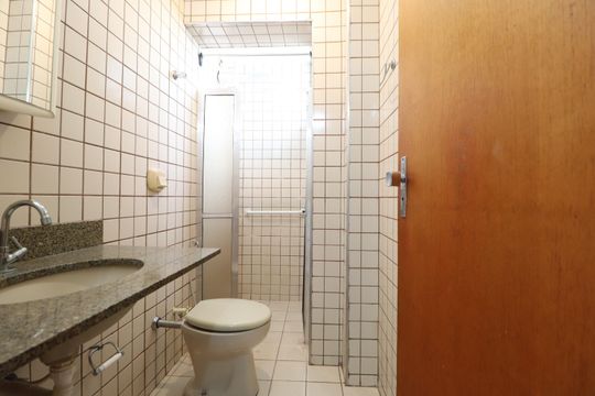 Banheiro Social de apartamento para alugar com 2 quartos, 58m² em Daniel Fonseca, Uberlândia