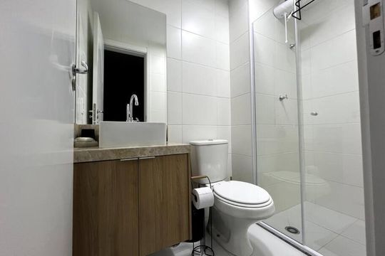 Banheiro de apartamento à venda com 1 quarto, 27m² em Jardim Caravelas, São Paulo