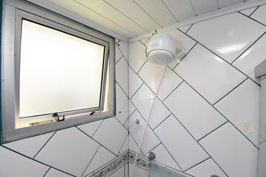 Banheiro de apartamento à venda com 2 quartos, 40m² em Atuba, Curitiba