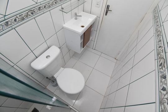 Banheiro de apartamento à venda com 2 quartos, 40m² em Atuba, Curitiba