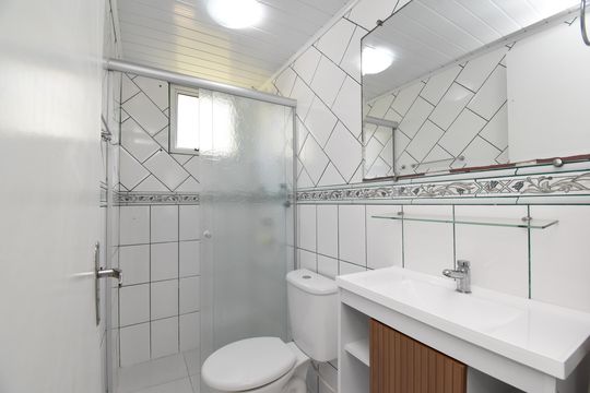 Banheiro de apartamento à venda com 2 quartos, 40m² em Atuba, Curitiba