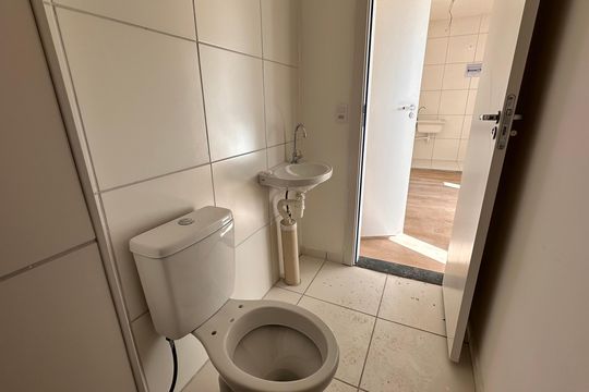 Banheiro social de kitnet/studio à venda com 2 quartos, 34m² em Jardim São Luís, São Paulo