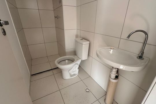 Banheiro social de kitnet/studio à venda com 2 quartos, 34m² em Jardim São Luís, São Paulo