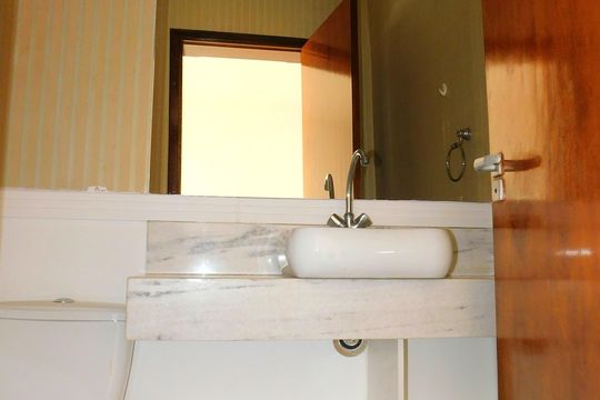 Lavabo de casa de condomínio para alugar com 3 quartos, 230m² em Parque Brasil 500, Paulínia