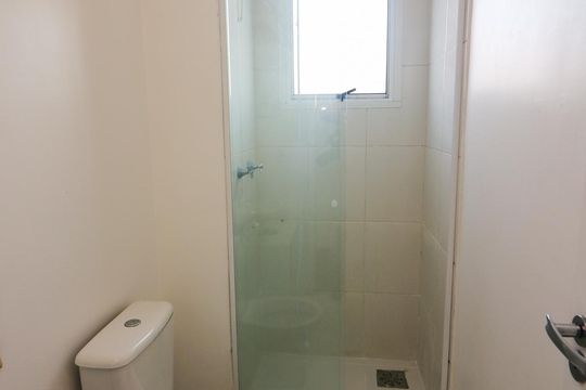 Banheiro de apartamento para alugar com 2 quartos, 46m² em Ipanema, Porto Alegre