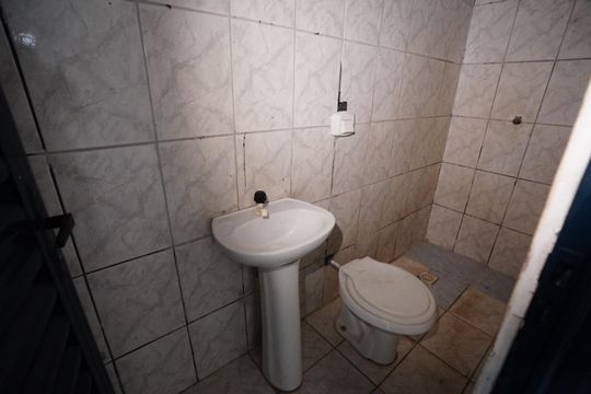 Banheiro social de kitnet/studio para alugar com 1 quarto, 70m² em  L-1, Qd79 Vila Redencao, Goiânia
