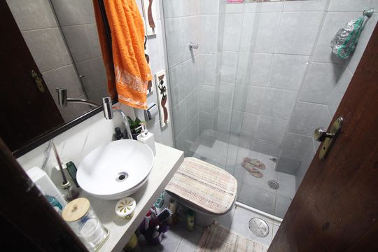 Banheiro de apartamento para alugar com 2 quartos, 63m² em Bairro da Glória, Contagem