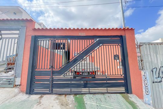 Fachada de casa para alugar com 1 quarto, 50m² em Remédios, Osasco