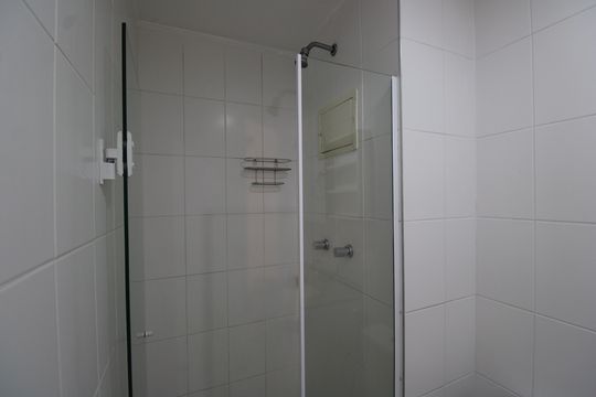 Banheiro social de apartamento à venda com 2 quartos, 74m² em Curicica, Rio de Janeiro