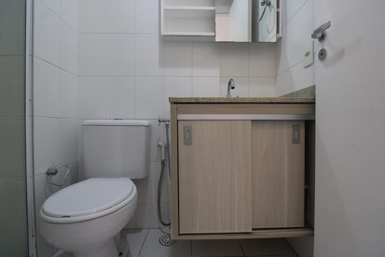 Banheiro social de apartamento à venda com 2 quartos, 74m² em Curicica, Rio de Janeiro