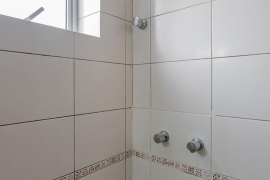Banheiro de apartamento para alugar com 1 quarto, 51m² em Petrópolis, Porto Alegre