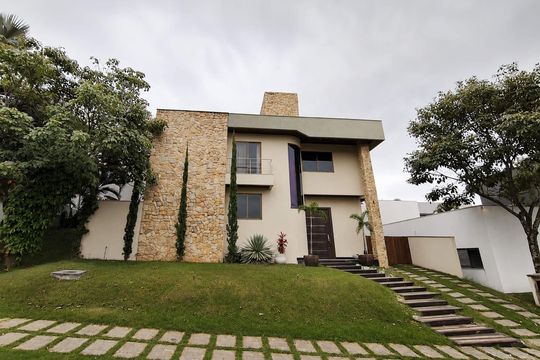 Fachada de casa de condomínio para alugar com 5 quartos, 400m² em Alphaville Araguaia, Goiânia