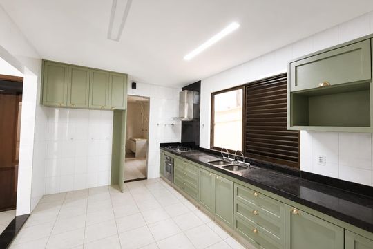 Cozinha de casa de condomínio para alugar com 5 quartos, 400m² em Alphaville Araguaia, Goiânia