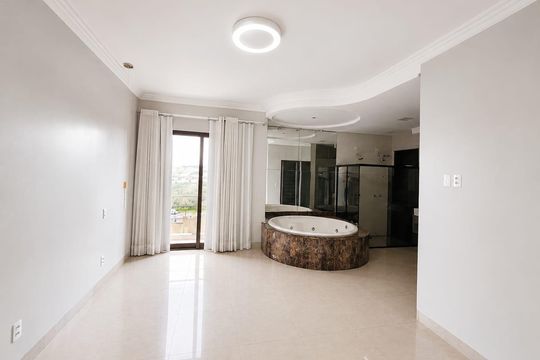 Banheiro de casa de condomínio para alugar com 5 quartos, 400m² em Alphaville Araguaia, Goiânia