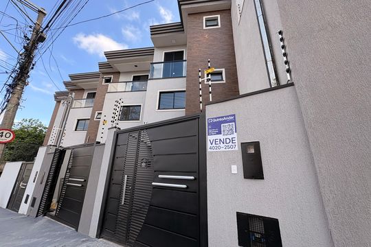 Fachada + placa HBJM-838 de casa à venda com 2 quartos, 110m² em Parque das Nações, Santo André