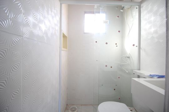 Banheiro de apartamento para alugar com 2 quartos, 35m² em Mário Quintana, Porto Alegre