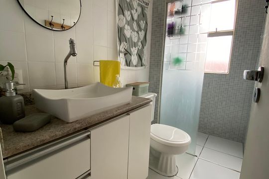 Banheiro de apartamento à venda com 2 quartos, 56m² em Parque Ipe, São Paulo
