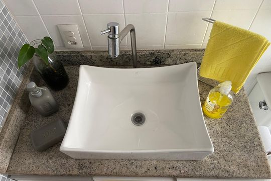 Banheiro de apartamento à venda com 2 quartos, 56m² em Parque Ipe, São Paulo