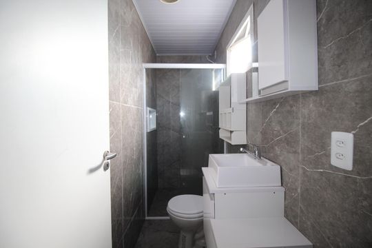Banheiro de apartamento para alugar com 1 quarto, 30m² em Mário Quintana, Porto Alegre