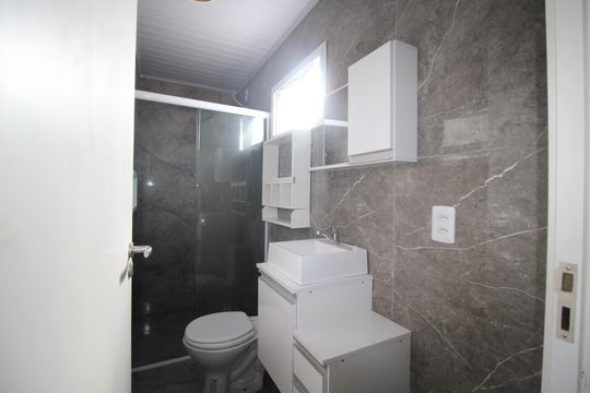 Banheiro de apartamento para alugar com 1 quarto, 30m² em Mário Quintana, Porto Alegre