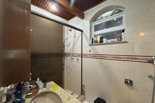 Banheiro social de apartamento à venda com 2 quartos, 65m² em Copacabana, Rio de Janeiro
