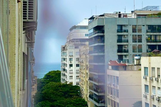 Sala - vista para o mar de apartamento à venda com 2 quartos, 65m² em Copacabana, Rio de Janeiro