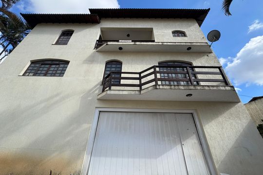Fachada de casa à venda com 6 quartos, 200m² em City Bussocaba, Osasco