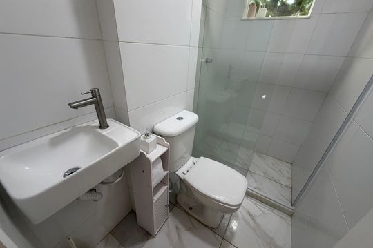 Banheiro  de apartamento para alugar com 2 quartos, 48m² em Jacarepaguá, Rio de Janeiro