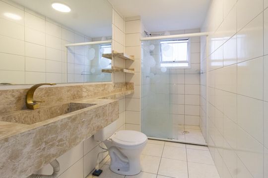 Banheiro de apartamento para alugar com 2 quartos, 50m² em Quitaúna, Osasco