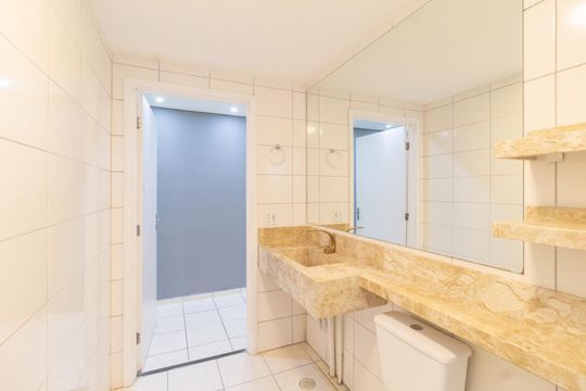 Banheiro de apartamento para alugar com 2 quartos, 50m² em Quitaúna, Osasco