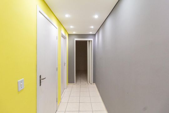 Corredor de apartamento para alugar com 2 quartos, 50m² em Quitaúna, Osasco